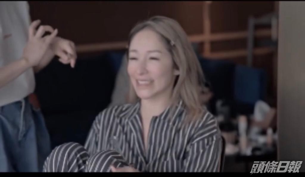 蕭亞軒Po出在後台的素顏照可見鼻子較自然。